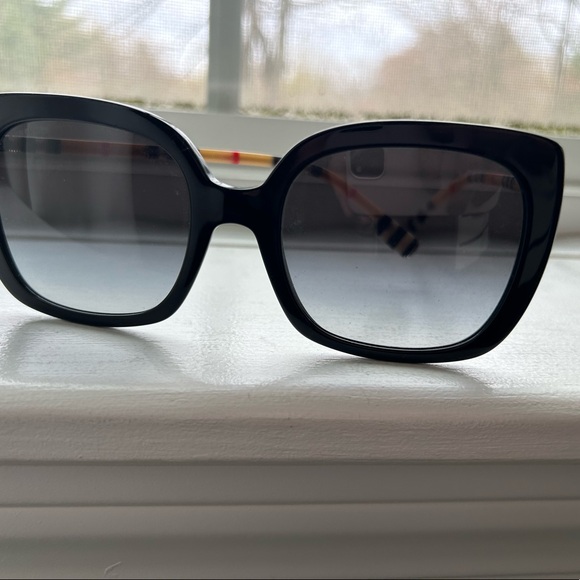 Burberry sunglasses - Picture 4 of 4